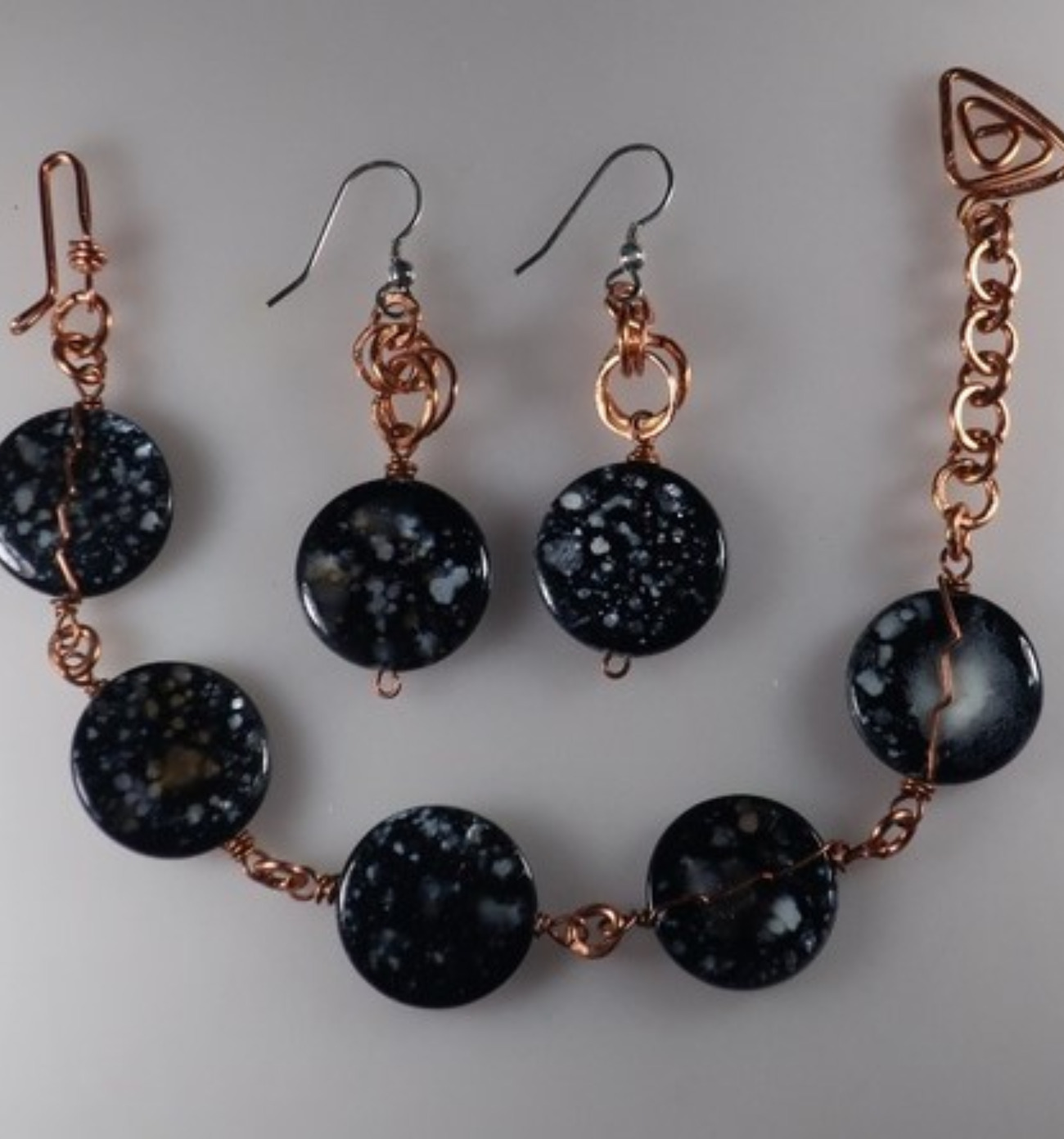 (222  - BCT) - Description: Handcrafted Bracelet, Copper Wire, Shell Beads, Hook Closure:  Earrings: Sterling Silver Earwire - Dimension: Bracelet Adjustable up to 8 ' L (Inches) - Earring 2" L